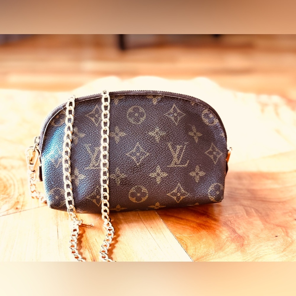 Louis Vuitton
Monogram Cosmetic Pouch vintage with unbranded chain - Picture 3 of 17